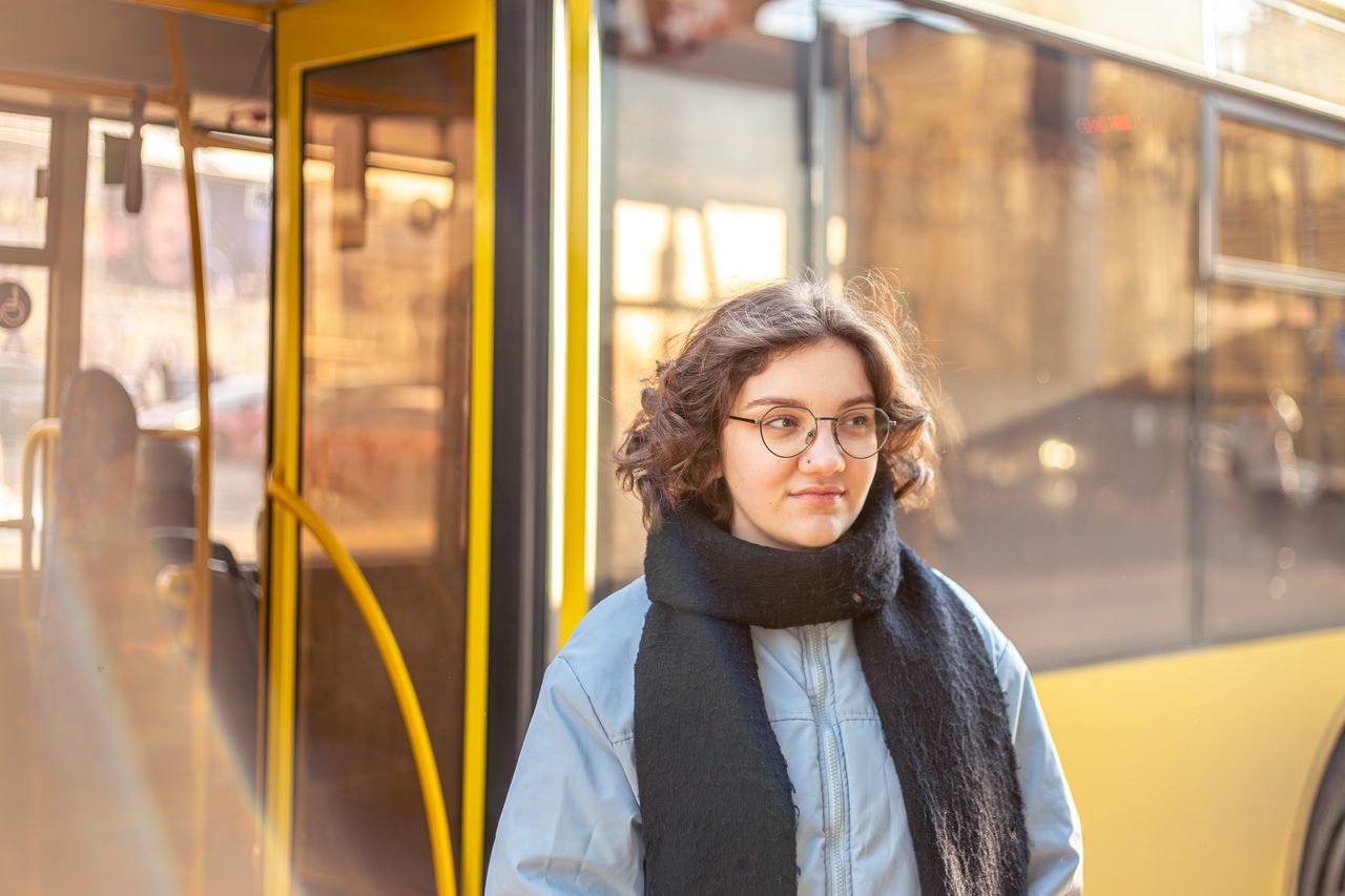Studentka czeka na przystanku na autobus
