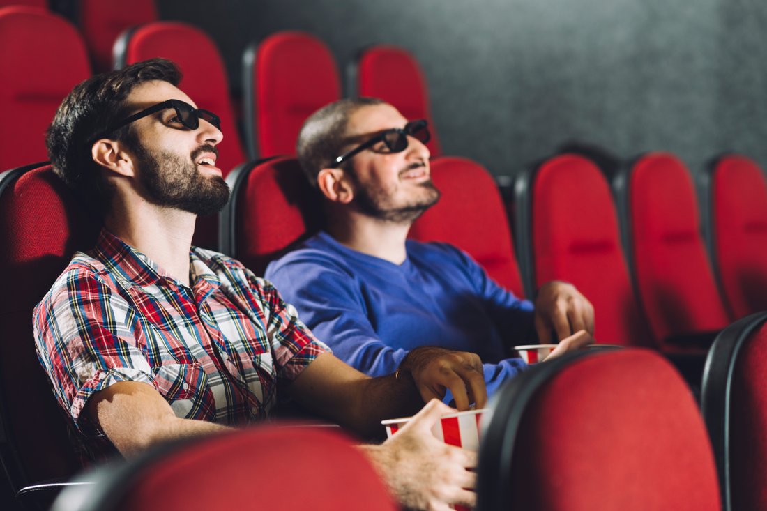 Znajomi oglądają film w kinie