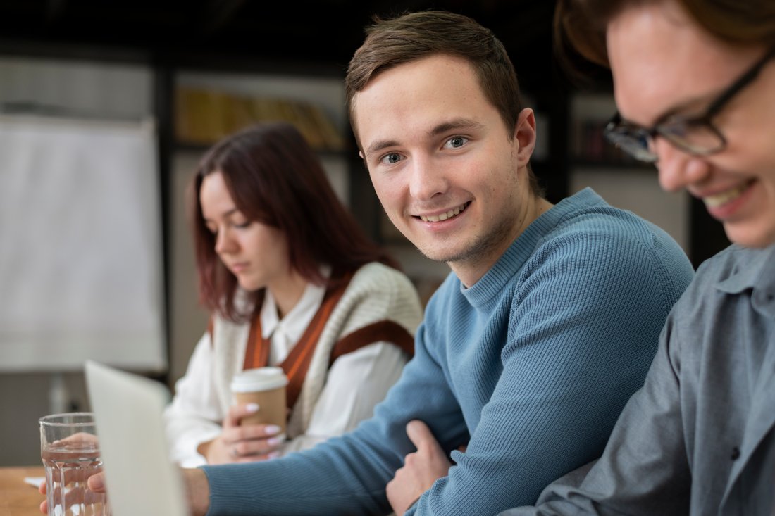 Studenci uczą się razem przy stole